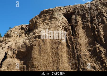Sandstein ist ein fragmentarisches Sedimentgestein, ein homogenes oder geschichtetes Aggregat von fragmentarischen Körnern und Sandkörnern, die durch ein beliebiges Mineral gebunden sind Stockfoto