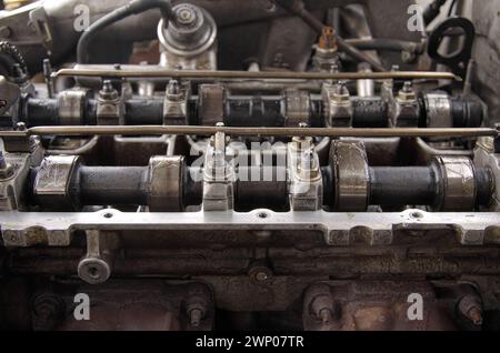 Zylinderkopf und Nockenwelle. Reparatur des Benzinmotors. Motorventildeckel. Stockfoto