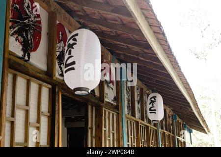 Palembang 22 Feb 2024 : Äußere des traditionellen japanischen Hauses, Shoji. Dekoriert mit japanischen Samurai-Gemälden Kunst an den Wänden. Stockfoto