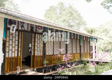 Palembang 22 Feb 2024 : Äußere des traditionellen japanischen Hauses, Shoji. Dekoriert mit japanischen Samurai-Gemälden Kunst an den Wänden. Stockfoto