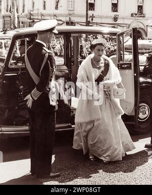 Die junge Königin Elizabeth II. Und Prinz Philip, Duke of Edinburgh, während ihres königlichen Besuchs in Brisbane, Queensland, Australien im Jahr 1954. Stockfoto