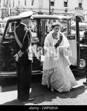 Die junge Königin Elizabeth II. Und Prinz Philip, Duke of Edinburgh, während ihres königlichen Besuchs in Brisbane, Queensland, Australien im Jahr 1954. Stockfoto