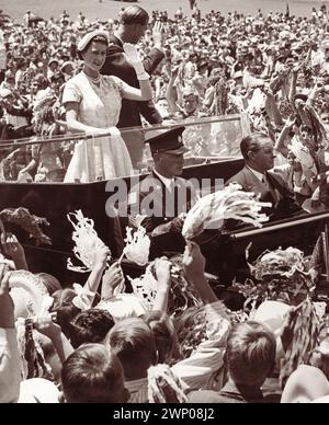 Die junge Königin Elizabeth II. Und Prinz Philip, Duke of Edinburgh, winkten den Menschenmassen bei ihrem königlichen Besuch in Brisbane, Queensland, Australien im Jahr 1954 zu. Stockfoto