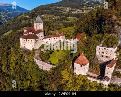 Val Isarco, Italien - aus der Vogelperspektive auf Schloss Trostburg (Castel Trostburg), eine Festung aus dem XII. Jahrhundert in den italienischen Dolomiten an einem sonnigen Herbsttag mit Autom Stockfoto