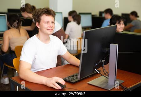 Moderne Jungen-Schüler-Lerngrundlagen der Programmierung im Lehrgang der Computerhochschule Stockfoto