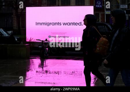 London, Großbritannien. Februar 2024. Ein Van mit dem Schild „Immigrants Wanted“ fährt durch Westminster in London. Quelle: SOPA Images Limited/Alamy Live News Stockfoto