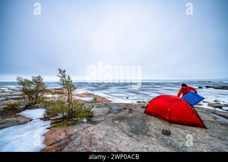 Frühlingscamping auf der Insel Pirttisaari, Porvoo, Finnland Stockfoto