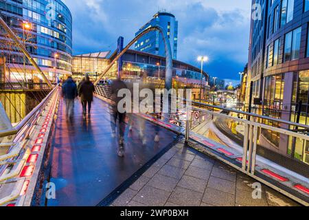 Langzeitfoto von Manchester Piccadilly, das Straßenbahnen, Autos und Fußgänger zeigt, die sich bewegen. Stockfoto