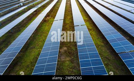 Ein Bild, das einen riesigen, modernen Photovoltaik-Solarpark zeigt. Stockfoto