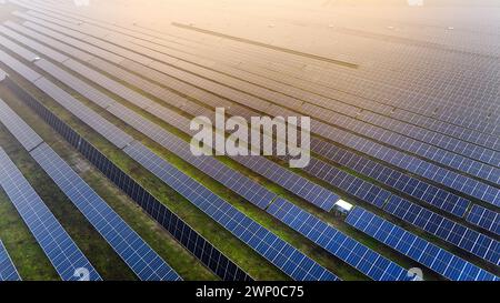Ein Bild, das einen riesigen, modernen Photovoltaik-Solarpark zeigt. Stockfoto
