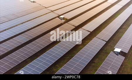 Ein Bild, das einen riesigen, modernen Photovoltaik-Solarpark zeigt. Stockfoto