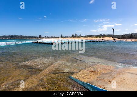 Narrabeen Beach Ocean Pool Rockpool an einem blauen Herbsttag im Jahr 2024, Sydney ist bekannt für seine Anzahl an Ocean Beach Pools, NSW, Australien Stockfoto