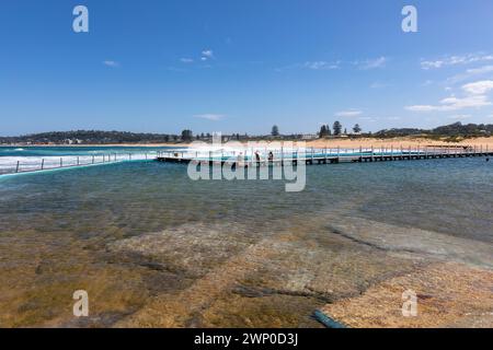 Narrabeen Beach Ocean Pool Rockpool an einem blauen Herbsttag im Jahr 2024, Sydney ist bekannt für seine Anzahl an Ocean Beach Pools, NSW, Australien Stockfoto