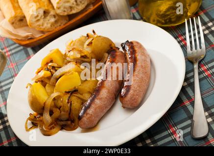 Gegrillte Würstchen mit Kartoffeln Stockfoto