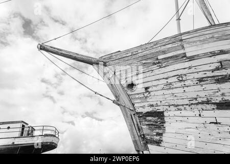 Vorderer Teil einer alten verlassenen Schiffsküste in Estland. Altes verfallenes hölzernes Schiffswrack schwarz-weiß Nahaufnahme. Schwarzweiß-Fotografie. Stockfoto