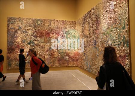 Sydney, Australien. März 2024. Das große internationale Kunstfestival und die größte Veranstaltung für zeitgenössische Kunst dieser Art in Australien wird in der Art Gallery of NSW, Artspace, MCAA, und zum ersten Mal im Chau Chak Wing Museum an der University of Sydney, in den UNSW Galeries und in der berühmten und kürzlich restaurierten White Bay Power Station, kostenlos für die Öffentlichkeit vom 9. März bis 10. Juni 2024. Abgebildet: Kirtika Kain 'The Illusion of Your History' 2023 im Museum of Contemporary Art Australia, 140 George Street, The Rocks NSW 2000. Richard Milnes/Alamy Live News Stockfoto