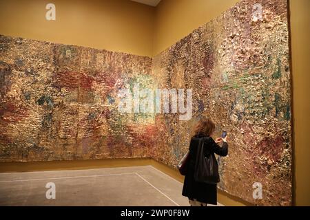 Sydney, Australien. März 2024. Das große internationale Kunstfestival und die größte Veranstaltung für zeitgenössische Kunst dieser Art in Australien wird in der Art Gallery of NSW, Artspace, MCAA, und zum ersten Mal im Chau Chak Wing Museum an der University of Sydney, in den UNSW Galeries und in der berühmten und kürzlich restaurierten White Bay Power Station, kostenlos für die Öffentlichkeit vom 9. März bis 10. Juni 2024. Abgebildet: Kirtika Kain 'The Illusion of Your History' 2023 im Museum of Contemporary Art Australia, 140 George Street, The Rocks NSW 2000. Richard Milnes/Alamy Live News Stockfoto