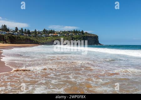 Bilgola Beach, einer von Sydneys berühmten nördlichen Stränden, blauer Himmel Herbsttag im Jahr 2024 mit ziemlich leerem Strand, Sydney, NSW, Australien Stockfoto