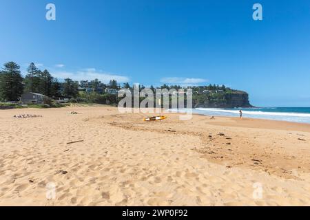 Bilgola Beach, einer von Sydneys berühmten nördlichen Stränden, blauer Himmel Herbsttag im Jahr 2024 mit ziemlich leerem Strand, Sydney, NSW, Australien Stockfoto