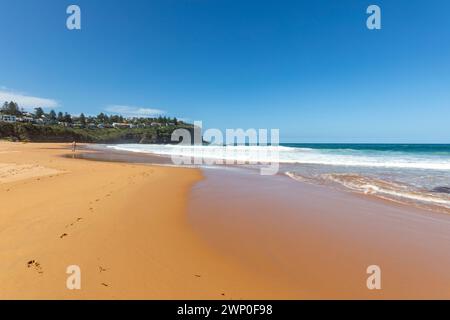 Bilgola Beach, einer von Sydneys berühmten nördlichen Stränden, blauer Himmel Herbsttag im Jahr 2024 mit ziemlich leerem Strand, Sydney, NSW, Australien Stockfoto