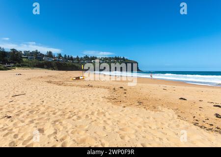 Bilgola Beach, einer von Sydneys berühmten nördlichen Stränden, blauer Himmel Herbsttag im Jahr 2024 mit ziemlich leerem Strand, Sydney, NSW, Australien Stockfoto