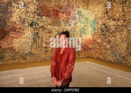 Sydney, Australien. März 2024. Das große internationale Kunstfestival und die größte Veranstaltung für zeitgenössische Kunst dieser Art in Australien wird in der Art Gallery of NSW, Artspace, MCAA, und zum ersten Mal im Chau Chak Wing Museum an der University of Sydney, in den UNSW Galeries und in der berühmten und kürzlich restaurierten White Bay Power Station, kostenlos für die Öffentlichkeit vom 9. März bis 10. Juni 2024. Abgebildet: Kirtika Kain 'The Illusion of Your History' 2023 im Museum of Contemporary Art Australia, 140 George Street, The Rocks NSW 2000. Richard Milnes/Alamy Live News Stockfoto