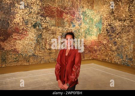 Sydney, Australien. März 2024. Das große internationale Kunstfestival und die größte Veranstaltung für zeitgenössische Kunst dieser Art in Australien wird in der Art Gallery of NSW, Artspace, MCAA, und zum ersten Mal im Chau Chak Wing Museum an der University of Sydney, in den UNSW Galeries und in der berühmten und kürzlich restaurierten White Bay Power Station, kostenlos für die Öffentlichkeit vom 9. März bis 10. Juni 2024. Abgebildet: Kirtika Kain 'The Illusion of Your History' 2023 im Museum of Contemporary Art Australia, 140 George Street, The Rocks NSW 2000. Richard Milnes/Alamy Live News Stockfoto