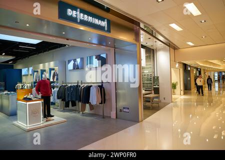 HONGKONG, CHINA - 4. DEZEMBER 2023: Eintritt in den Determinant Store in Sha Tin. Stockfoto