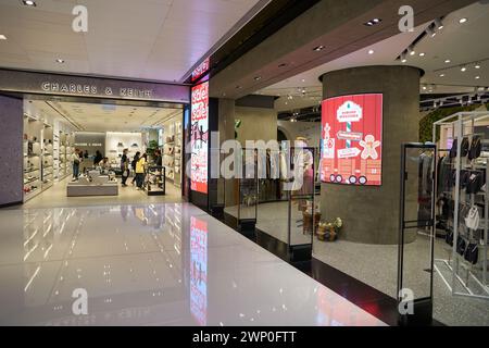 HONGKONG, CHINA - 4. DEZEMBER 2023: Innenaufnahme des New Town Plaza Einkaufszentrums. Stockfoto