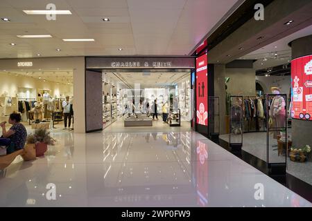 HONGKONG, CHINA - 4. DEZEMBER 2023: Innenaufnahme des New Town Plaza Einkaufszentrums. Stockfoto