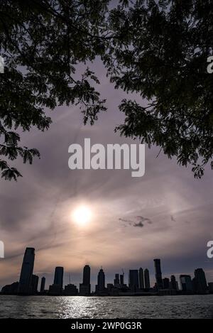 Blick auf einen Solar Halo über die Skyline von Jersey City - Manhattan, New York City Stockfoto