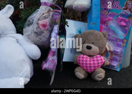 Weiche Spielzeuge und Blumen wurden am Tatort in Robin Close, Rowley Regis, in Sandwell, hinterlassen, nachdem ein 10-jähriges Mädchen tot entdeckt wurde. Polizisten fanden das Kind mit Verletzungen am Montag gegen 12:10 Uhr und wurden am Tatort als tot bestätigt. Eine 33-jährige Frau, die von der Polizei als dem Mädchen bekannt bekannt angesehen wurde, wurde wegen Mordverdacht verhaftet und zur Vernehmung in Gewahrsam genommen. Bilddatum: Dienstag, 5. März 2024. Stockfoto