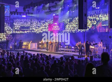 Ein Megachor mit 900 Saengern und Musicaldarsteller singen waehrend der zweiten Premiere-Veranstaltung des Chormusicals 7 Worte von Albert Frey am 03.03.2024 in der MHP Arena in Ludwigsburg Foto vom 03.03.2024. Das neue Buehnenwerk von Albert Frey stellt die Passionsgeschichte in Bezug zur heutigen Zeit. Das Projekt wird von der Evangelischen Landeskirche und dem Evangelischen Jugendwerk in Württemberg unterstuetzt. Siehe epd-Bericht vom 03.03.2024 REDAKTIONELLE VERWENDUNG *** Ein Megachor von 900 Sängern und musikalischen Darstellern singen während der zweiten Uraufführung des Chormusikals 7 Worte by A Stockfoto