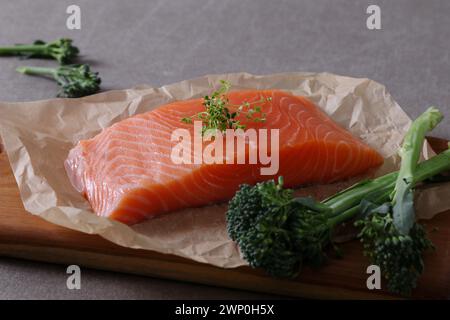 Dies ist ein köstliches und gesundes Gericht mit Lachsfilet. Der Lachs ist frisch und aromatisch und eine gute Quelle für Protein und Omega-3-Fettsäuren. Stockfoto