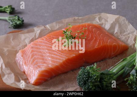 Dies ist ein köstliches und gesundes Gericht mit Lachsfilet. Der Lachs ist frisch und aromatisch und eine gute Quelle für Protein und Omega-3-Fettsäuren. Stockfoto