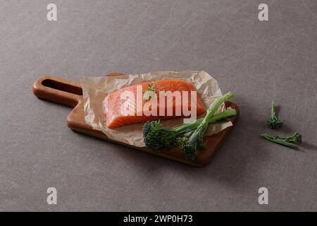 Dies ist ein köstliches und gesundes Gericht mit Lachsfilet. Der Lachs ist frisch und aromatisch und eine gute Quelle für Protein und Omega-3-Fettsäuren. Stockfoto