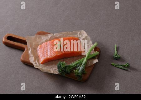 Dies ist ein köstliches und gesundes Gericht mit Lachsfilet. Der Lachs ist frisch und aromatisch und eine gute Quelle für Protein und Omega-3-Fettsäuren. Stockfoto