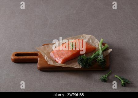 Dies ist ein köstliches und gesundes Gericht mit Lachsfilet. Der Lachs ist frisch und aromatisch und eine gute Quelle für Protein und Omega-3-Fettsäuren. Stockfoto