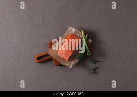 Dies ist ein köstliches und gesundes Gericht mit Lachsfilet. Der Lachs ist frisch und aromatisch und eine gute Quelle für Protein und Omega-3-Fettsäuren. Stockfoto