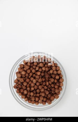 Blick von oben auf Schokoladenfrühstückkugeln in einer Glasschale mit Copyspace Stockfoto