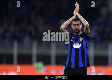 Mailand, Italien. März 2024. Francesco Acerbi vom FC Internazionale feiert am Ende des Fußballspiels der Serie A zwischen dem FC Internazionale und Genua CFC. Quelle: Marco Canoniero/Alamy Live News Stockfoto