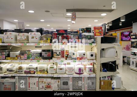 HONGKONG, CHINA - 04. DEZEMBER 2023: Verkauf von Haushaltsgeräten im Unterhaltungselektronikgeschäft Fortress im Einkaufszentrum New Town Plaza. Stockfoto