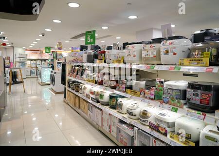 HONGKONG, CHINA - 04. DEZEMBER 2023: Verkauf von Haushaltsgeräten im Unterhaltungselektronikgeschäft Fortress im Einkaufszentrum New Town Plaza. Stockfoto