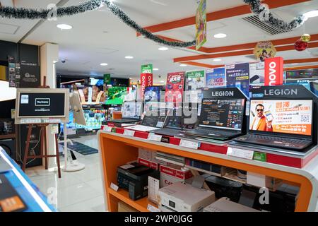 HONGKONG, CHINA - 4. DEZEMBER 2023: Laptops zum Verkauf im Unterhaltungselektronikgeschäft Fortress im Einkaufszentrum New Town Plaza. Stockfoto