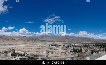 Panoramablick auf die Stadt Leh und den Flughafen Kushok Bakula Rimpochee in Leh Ladakh, Indien und Himalaya im Hintergrund. Blick vom Spituk Gompa Kloster Stockfoto