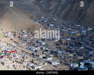 Blick auf Leh Stadt vom Leh Palast, Panoramablick mit blauem Himmel und weißen Wolken. Die Stadt liegt im Tal des oberen Indus bei an Stockfoto