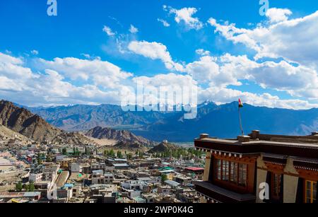 Panoramablick auf die Stadt Leh vom Leh Palace. Die Stadt liegt im Tal des Flusses Upper Indus auf einer Höhe von 11.550 ft (3.520 m). Stockfoto