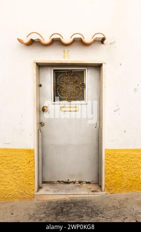 Elvas, Portugal, 23. Oktober 2023: Aluminium mit schmiedeeisernen Details auf weißer Fassade in Elvas, Portugal Stockfoto