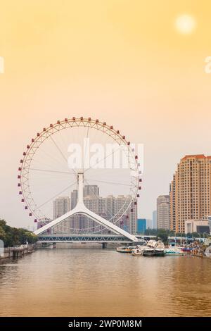 Sonnenuntergang über dem Riesenrad des Tianjin Eye in Tianjin, China Stockfoto