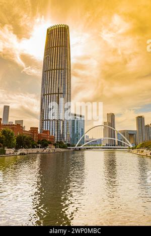 Buntes Sonnenlicht hinter dem World Financial Center in Tianjin, China Stockfoto